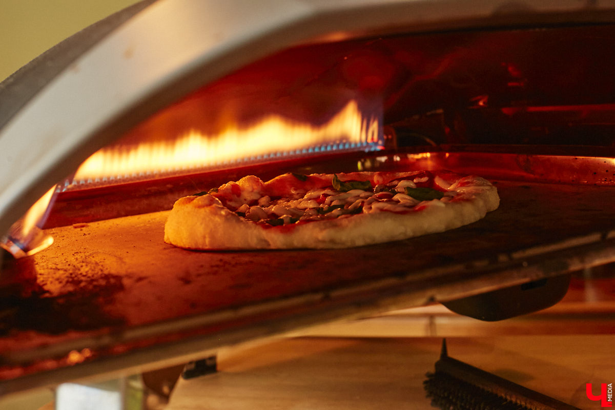 Дипломированный шоколатье, прекрасная Татьяна Кандакова, добавляющая сыр даже в шоколадные конфеты, захотела блюдо, где есть еще и тесто. Так, она первой опробовала уникальную модель мобильной печи для пиццы, появившуюся во Владимире.