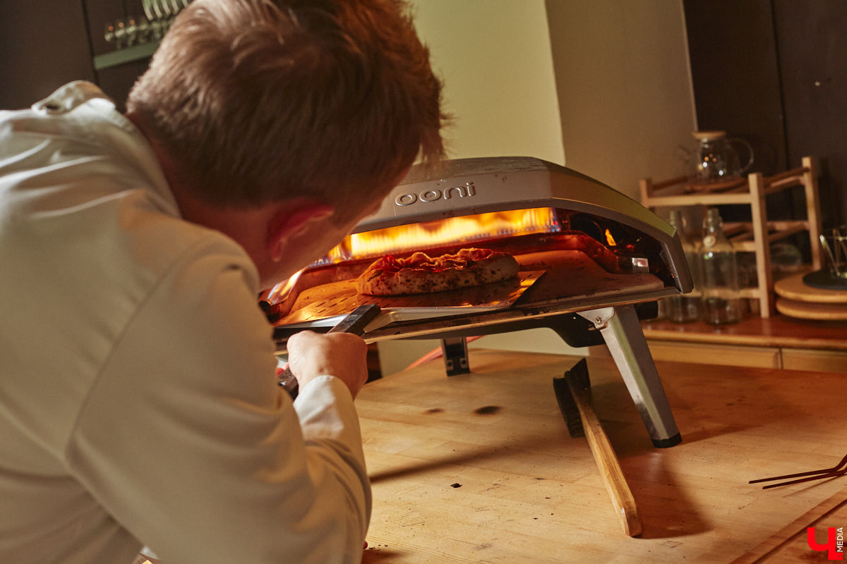 Дипломированный шоколатье, прекрасная Татьяна Кандакова, добавляющая сыр даже в шоколадные конфеты, захотела блюдо, где есть еще и тесто. Так, она первой опробовала уникальную модель мобильной печи для пиццы, появившуюся во Владимире.