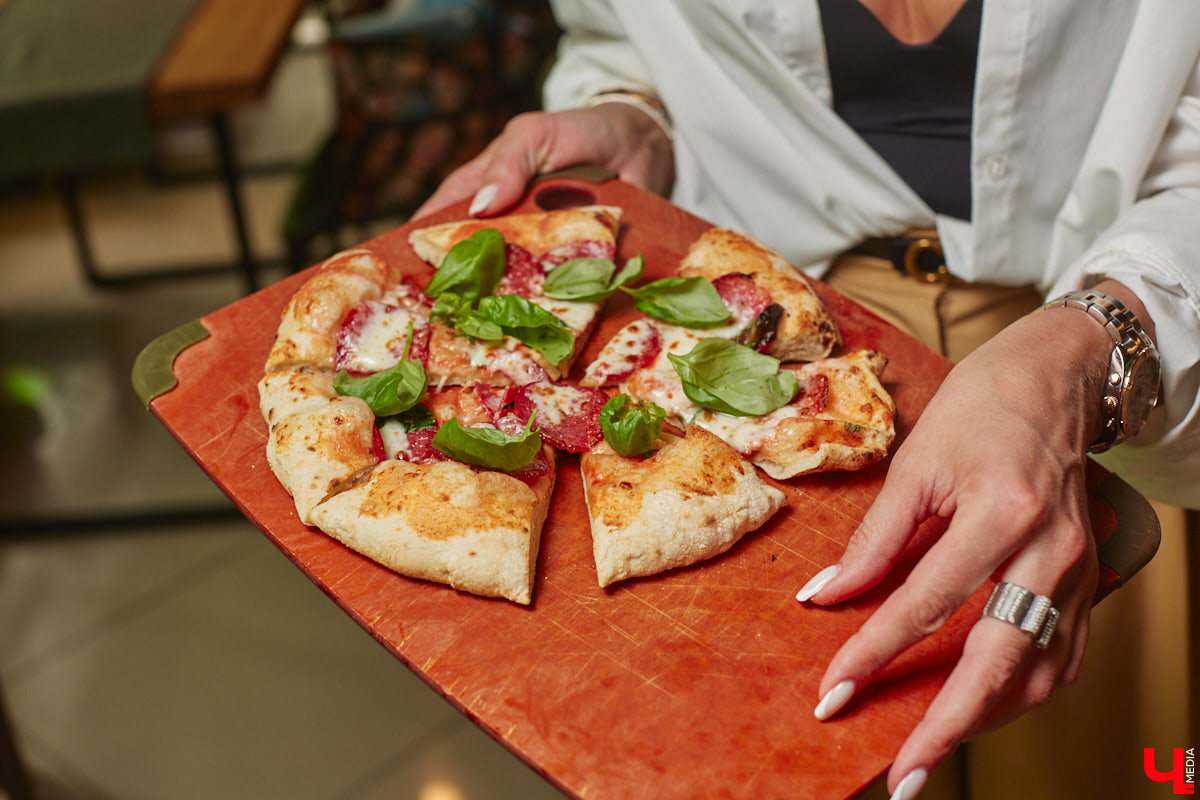 Дипломированный шоколатье, прекрасная Татьяна Кандакова, добавляющая сыр даже в шоколадные конфеты, захотела блюдо, где есть еще и тесто. Так, она первой опробовала уникальную модель мобильной печи для пиццы, появившуюся во Владимире.