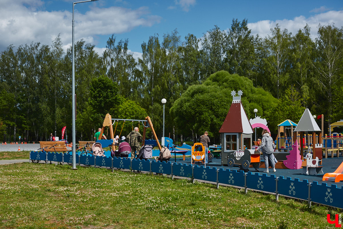 В популярном владимирском месте для отдыха завершается последний этап реновации. Благоустройство парка «Добросельский» заняло три года, прошло не без задержек и стоило больше 200 миллионов рублей. Мы наведались туда, чтобы показать вам, как выглядит рекреационная зона на данный момент.