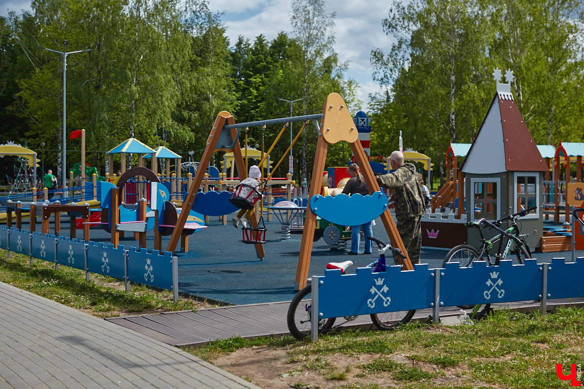 В популярном владимирском месте для отдыха завершается последний этап реновации. Благоустройство парка «Добросельский» заняло три года, прошло не без задержек и стоило больше 200 миллионов рублей. Мы наведались туда, чтобы показать вам, как выглядит рекреационная зона на данный момент.