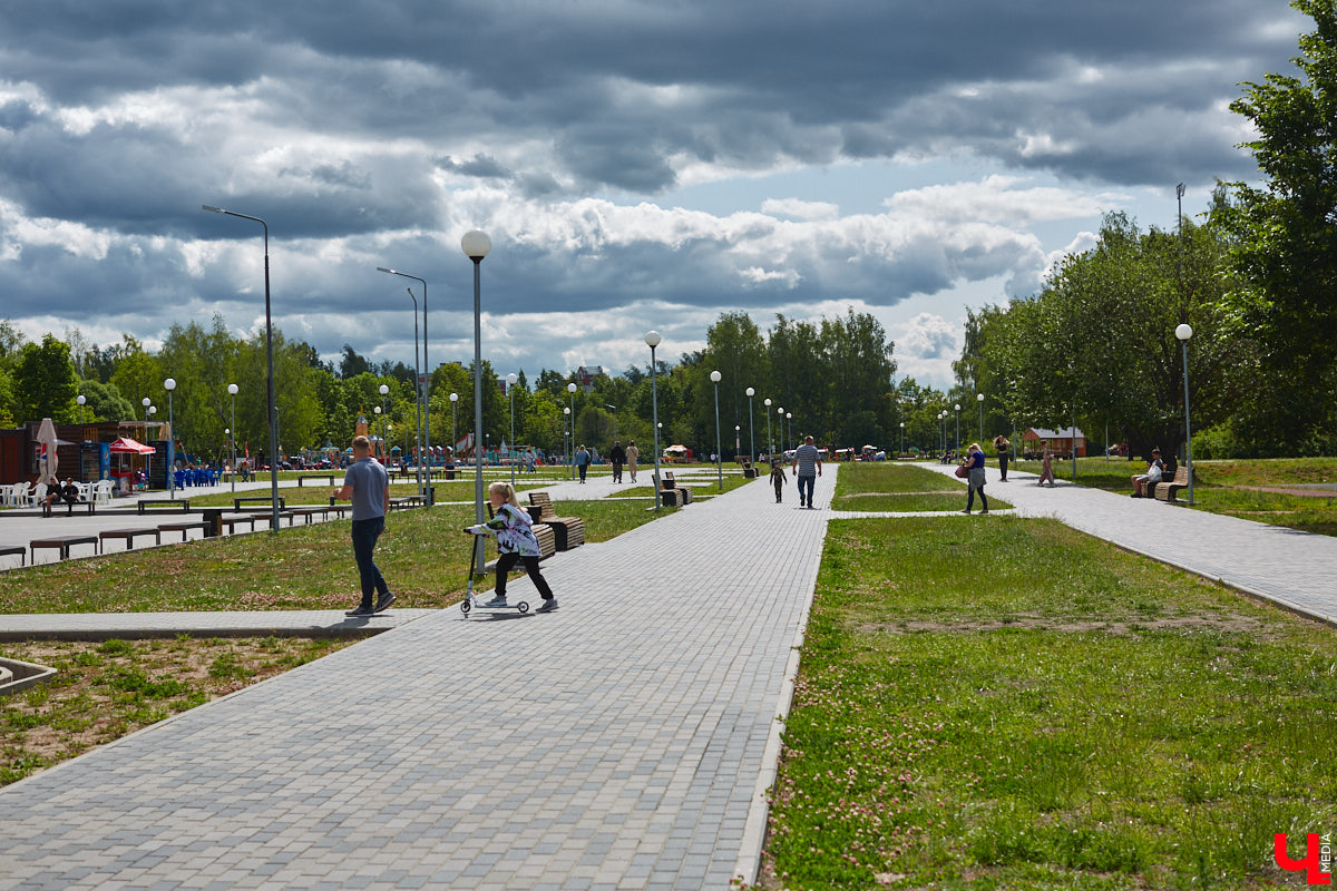 В популярном владимирском месте для отдыха завершается последний этап реновации. Благоустройство парка «Добросельский» заняло три года, прошло не без задержек и стоило больше 200 миллионов рублей. Мы наведались туда, чтобы показать вам, как выглядит рекреационная зона на данный момент.