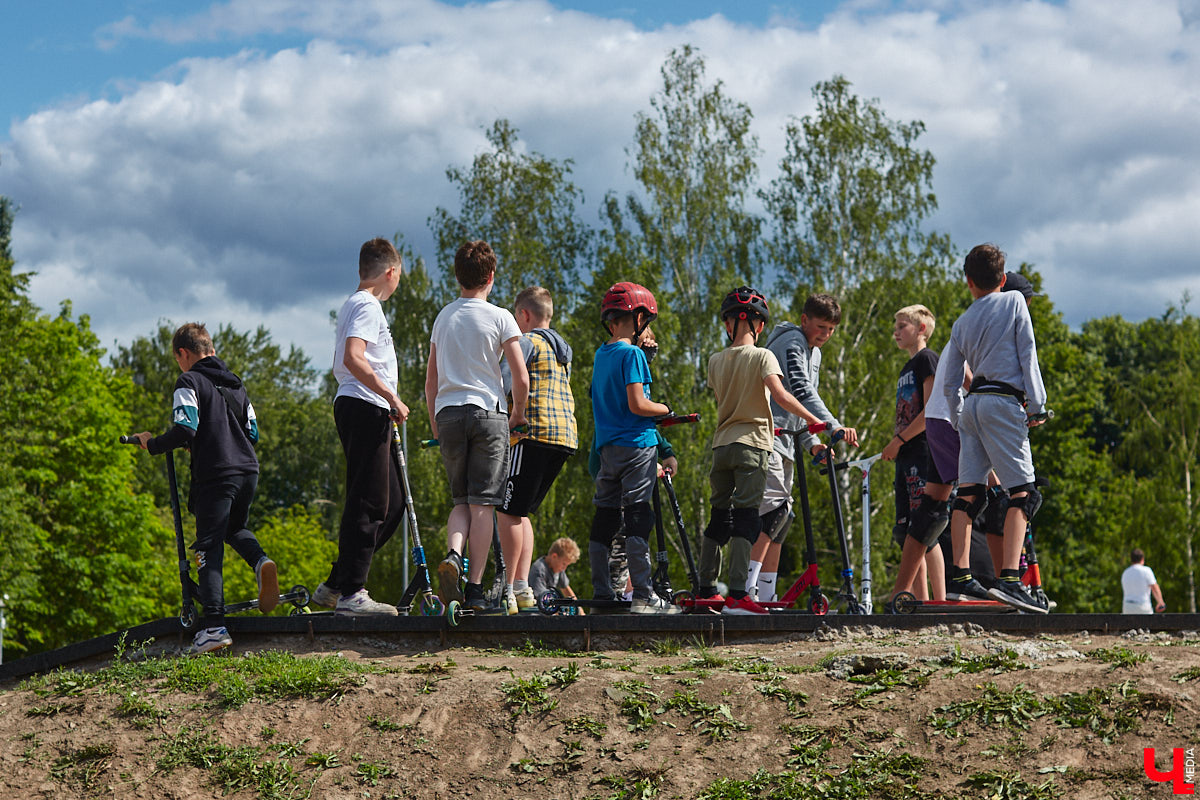 В популярном владимирском месте для отдыха завершается последний этап реновации. Благоустройство парка «Добросельский» заняло три года, прошло не без задержек и стоило больше 200 миллионов рублей. Мы наведались туда, чтобы показать вам, как выглядит рекреационная зона на данный момент.