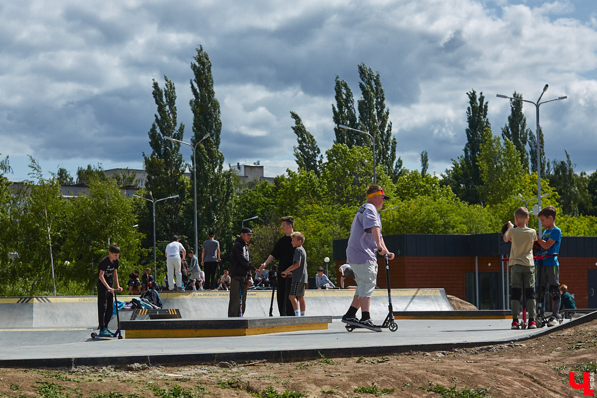 В популярном владимирском месте для отдыха завершается последний этап реновации. Благоустройство парка «Добросельский» заняло три года, прошло не без задержек и стоило больше 200 миллионов рублей. Мы наведались туда, чтобы показать вам, как выглядит рекреационная зона на данный момент.
