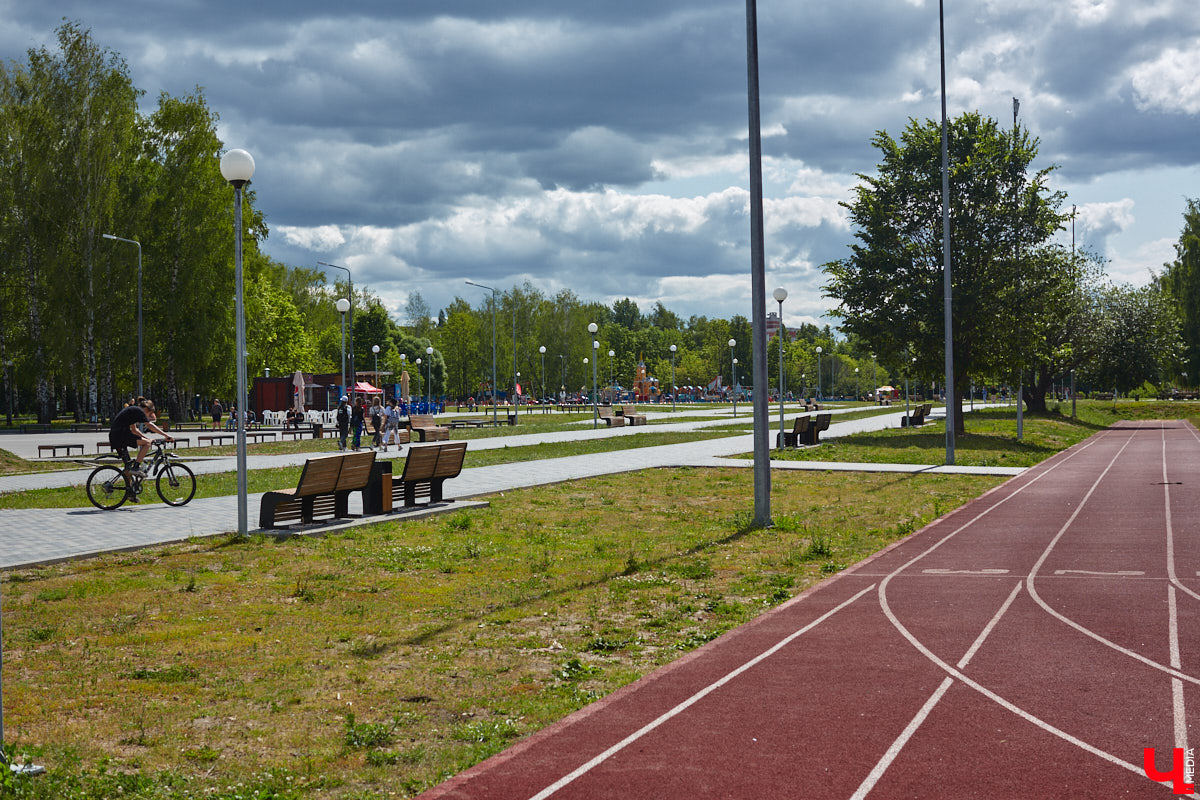 В популярном владимирском месте для отдыха завершается последний этап реновации. Благоустройство парка «Добросельский» заняло три года, прошло не без задержек и стоило больше 200 миллионов рублей. Мы наведались туда, чтобы показать вам, как выглядит рекреационная зона на данный момент.