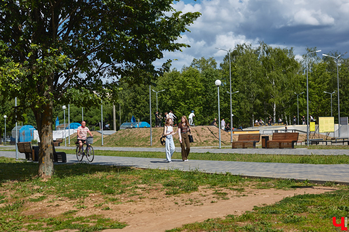 В популярном владимирском месте для отдыха завершается последний этап реновации. Благоустройство парка «Добросельский» заняло три года, прошло не без задержек и стоило больше 200 миллионов рублей. Мы наведались туда, чтобы показать вам, как выглядит рекреационная зона на данный момент.