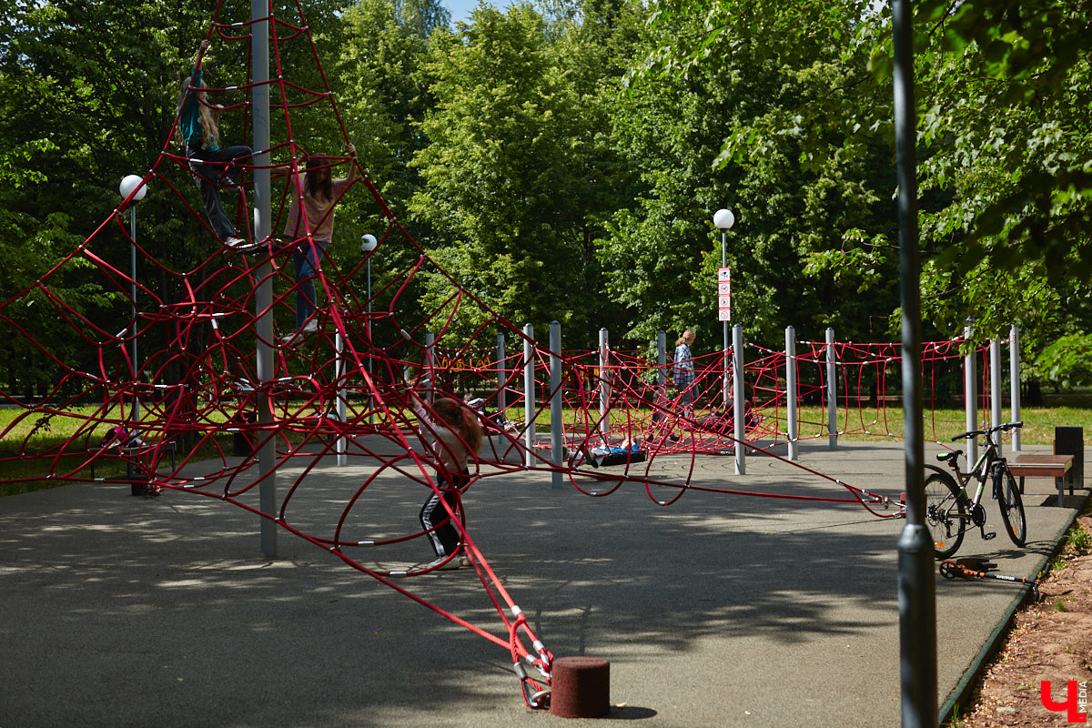 В популярном владимирском месте для отдыха завершается последний этап реновации. Благоустройство парка «Добросельский» заняло три года, прошло не без задержек и стоило больше 200 миллионов рублей. Мы наведались туда, чтобы показать вам, как выглядит рекреационная зона на данный момент.