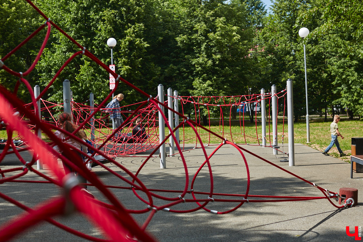 В популярном владимирском месте для отдыха завершается последний этап реновации. Благоустройство парка «Добросельский» заняло три года, прошло не без задержек и стоило больше 200 миллионов рублей. Мы наведались туда, чтобы показать вам, как выглядит рекреационная зона на данный момент.