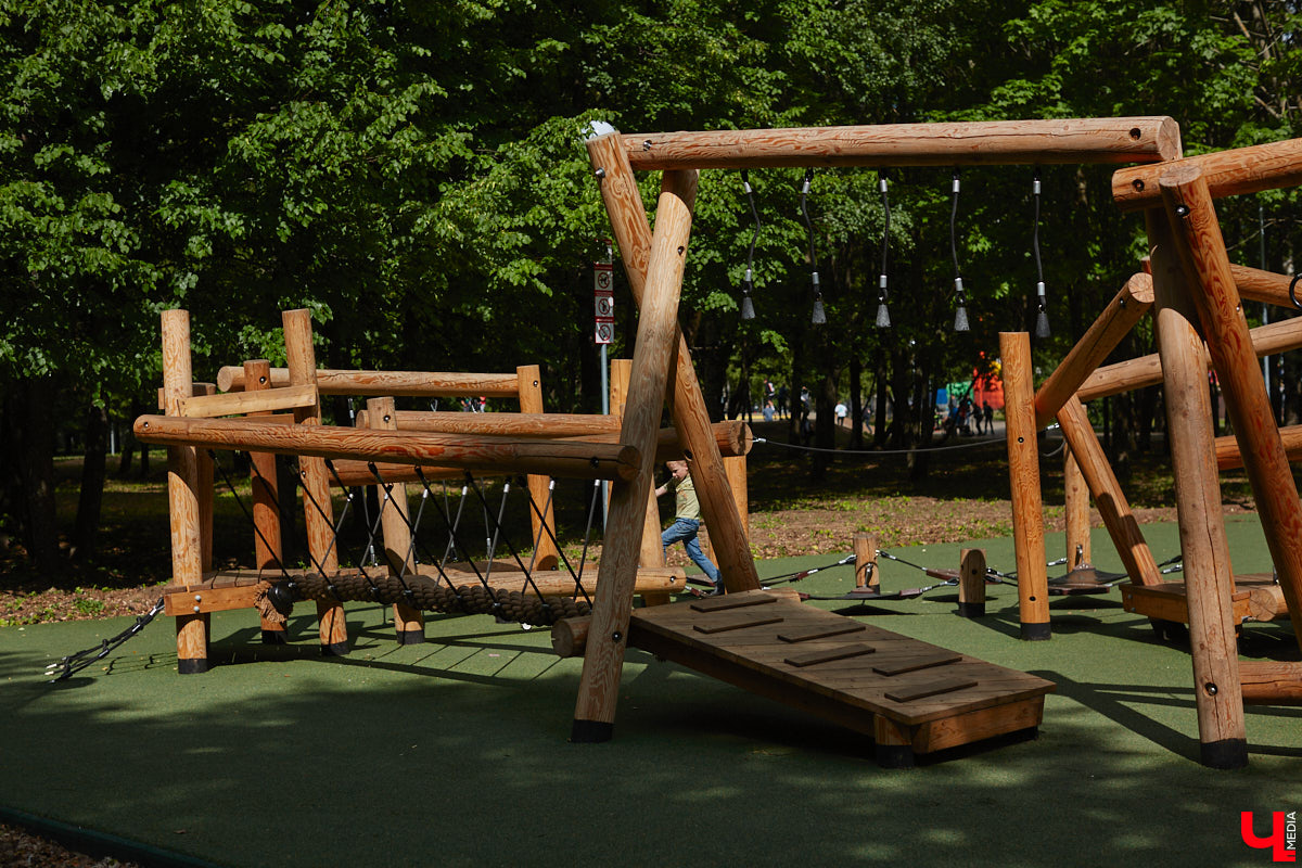 В популярном владимирском месте для отдыха завершается последний этап реновации. Благоустройство парка «Добросельский» заняло три года, прошло не без задержек и стоило больше 200 миллионов рублей. Мы наведались туда, чтобы показать вам, как выглядит рекреационная зона на данный момент.