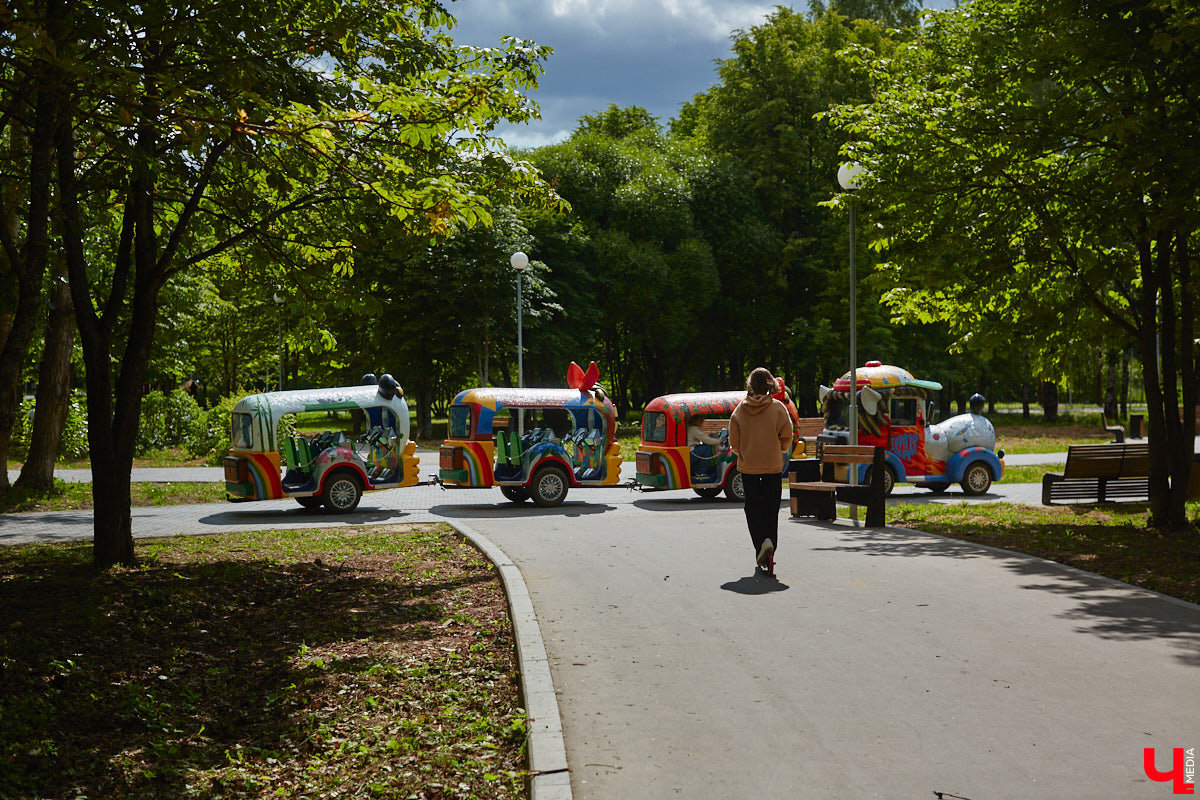 В популярном владимирском месте для отдыха завершается последний этап реновации. Благоустройство парка «Добросельский» заняло три года, прошло не без задержек и стоило больше 200 миллионов рублей. Мы наведались туда, чтобы показать вам, как выглядит рекреационная зона на данный момент.