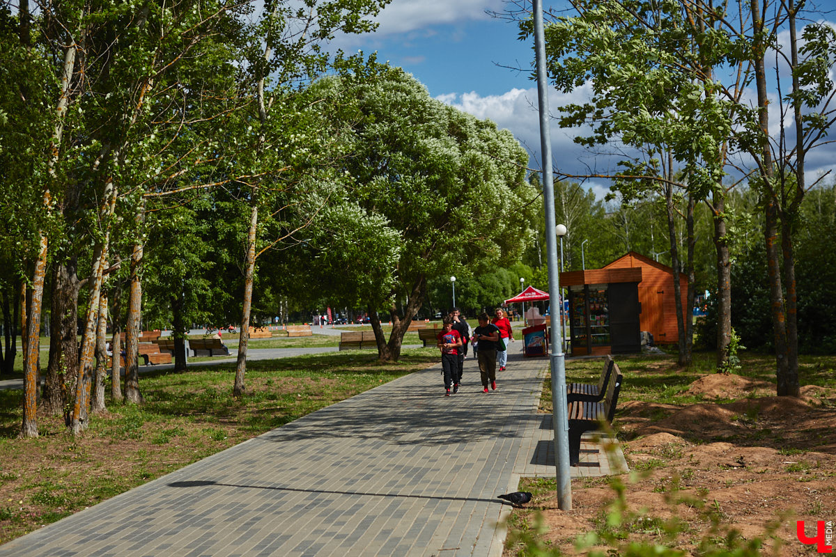 В популярном владимирском месте для отдыха завершается последний этап реновации. Благоустройство парка «Добросельский» заняло три года, прошло не без задержек и стоило больше 200 миллионов рублей. Мы наведались туда, чтобы показать вам, как выглядит рекреационная зона на данный момент.