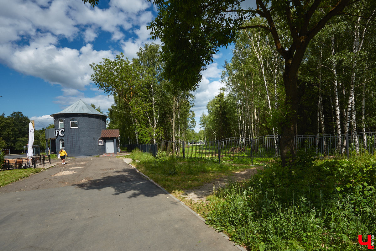 В популярном владимирском месте для отдыха завершается последний этап реновации. Благоустройство парка «Добросельский» заняло три года, прошло не без задержек и стоило больше 200 миллионов рублей. Мы наведались туда, чтобы показать вам, как выглядит рекреационная зона на данный момент.