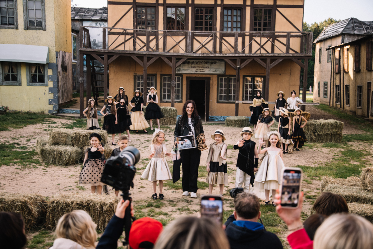 Июньская неделя моды Magic Fashion Week прошла на необычной площадке — в киногороде «Пилигрим Порто». Это любопытное местечко с постройками в духе старинного города когда-то было создано для съемок вестерна. Теперь же локация стала отличным обрамлением к новой коллекции детского дизайнера Натальи Рязановой.