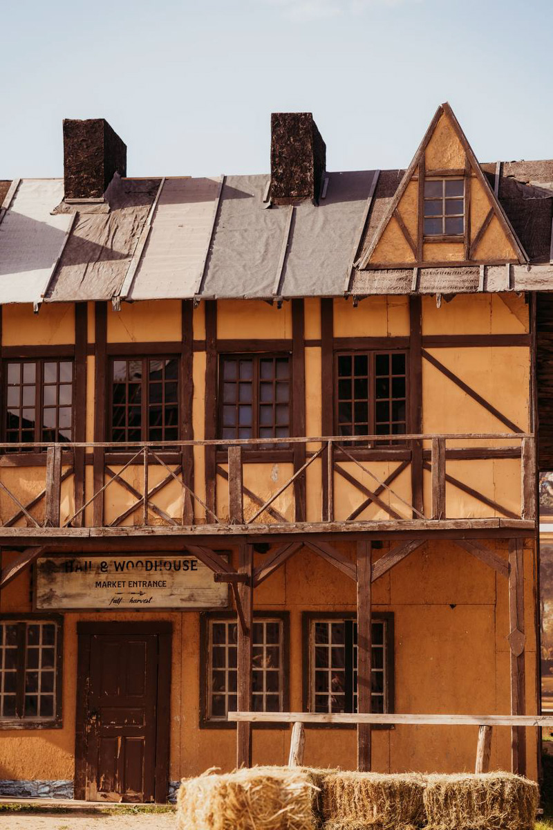 Июньская неделя моды Magic Fashion Week прошла на необычной площадке — в киногороде «Пилигрим Порто». Это любопытное местечко с постройками в духе старинного города когда-то было создано для съемок вестерна. Теперь же локация стала отличным обрамлением к новой коллекции детского дизайнера Натальи Рязановой.