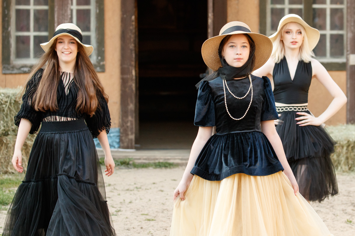 Июньская неделя моды Magic Fashion Week прошла на необычной площадке — в киногороде «Пилигрим Порто». Это любопытное местечко с постройками в духе старинного города когда-то было создано для съемок вестерна. Теперь же локация стала отличным обрамлением к новой коллекции детского дизайнера Натальи Рязановой.