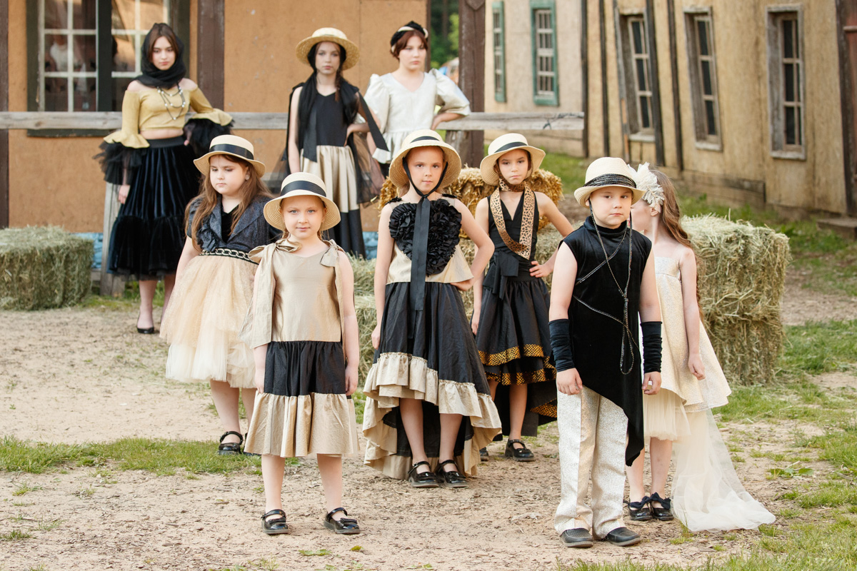 Июньская неделя моды Magic Fashion Week прошла на необычной площадке — в киногороде «Пилигрим Порто». Это любопытное местечко с постройками в духе старинного города когда-то было создано для съемок вестерна. Теперь же локация стала отличным обрамлением к новой коллекции детского дизайнера Натальи Рязановой.