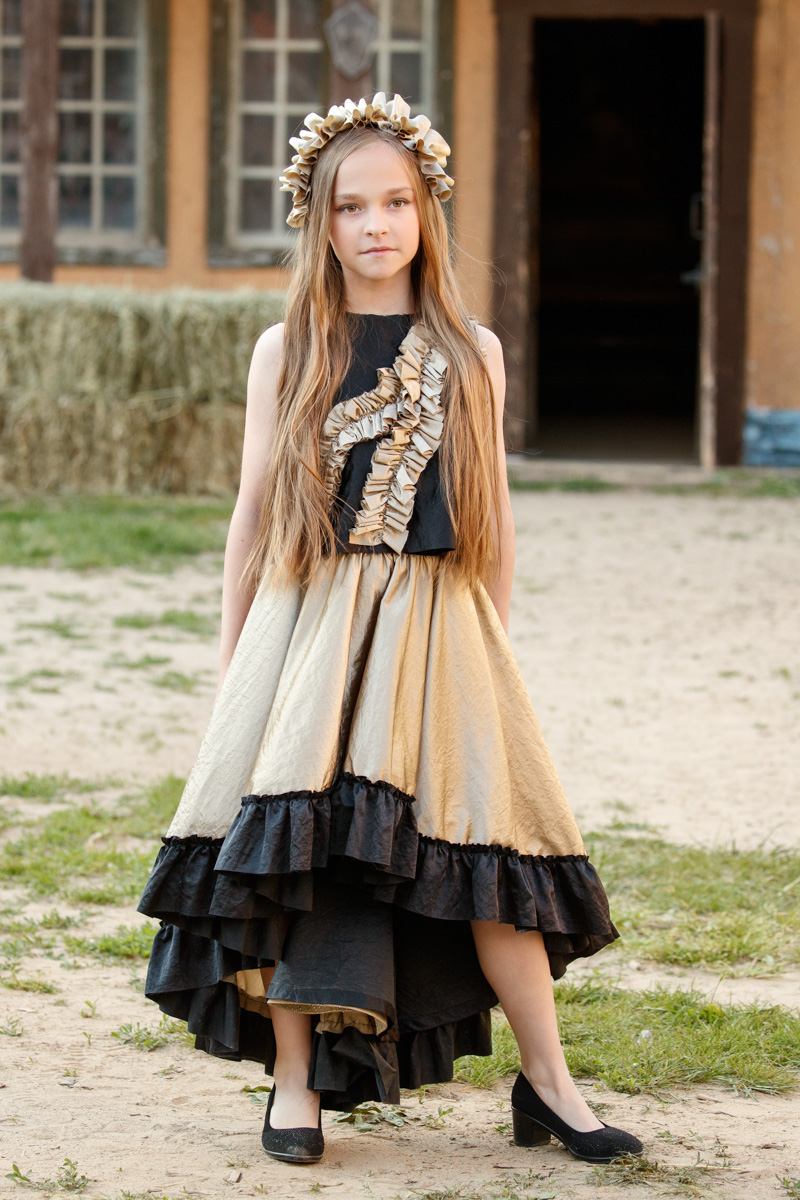 Июньская неделя моды Magic Fashion Week прошла на необычной площадке — в киногороде «Пилигрим Порто». Это любопытное местечко с постройками в духе старинного города когда-то было создано для съемок вестерна. Теперь же локация стала отличным обрамлением к новой коллекции детского дизайнера Натальи Рязановой.