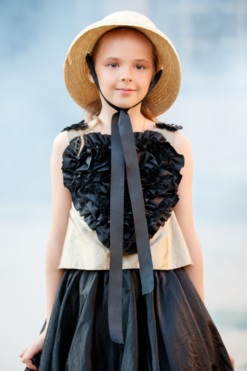 Июньская неделя моды Magic Fashion Week прошла на необычной площадке — в киногороде «Пилигрим Порто». Это любопытное местечко с постройками в духе старинного города когда-то было создано для съемок вестерна. Теперь же локация стала отличным обрамлением к новой коллекции детского дизайнера Натальи Рязановой.