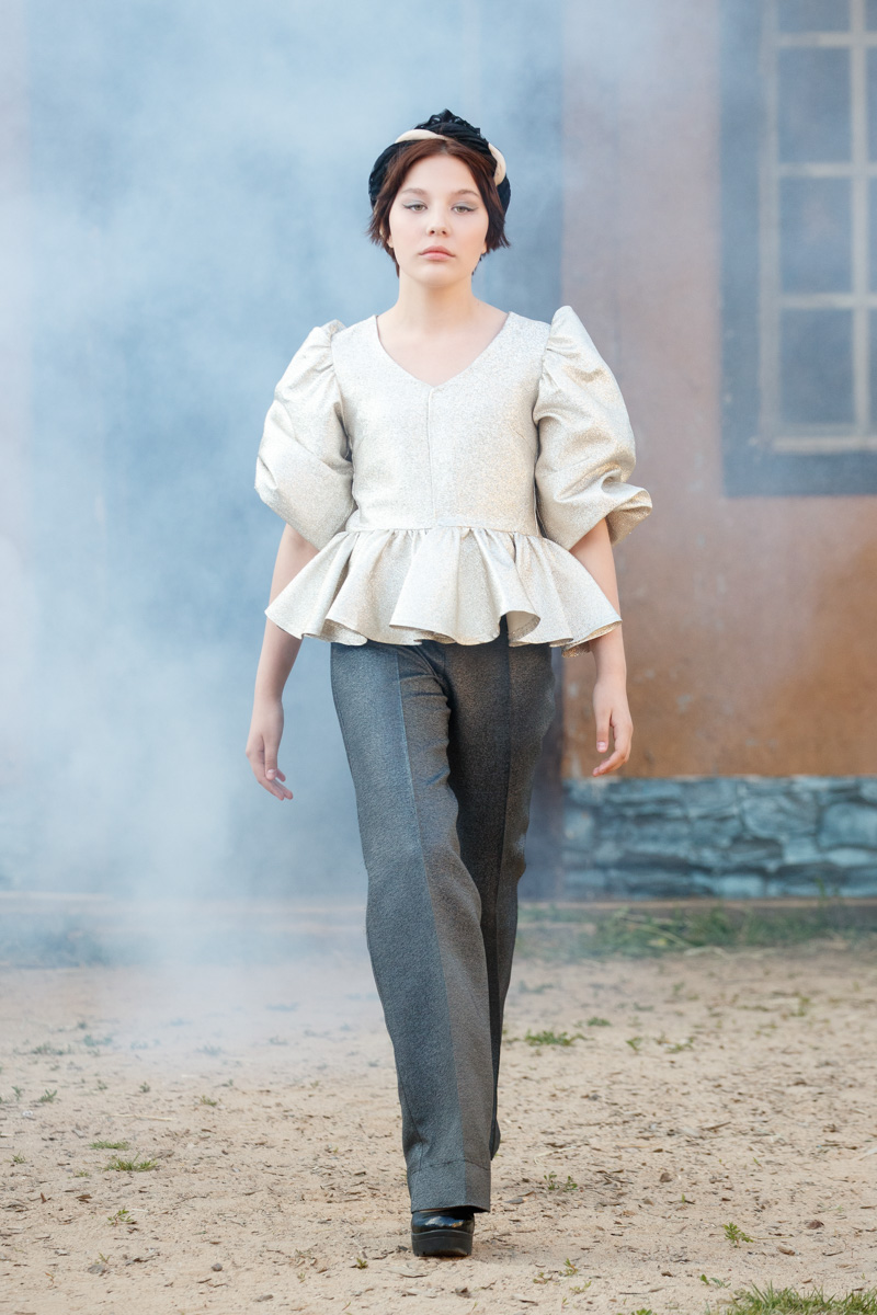 Июньская неделя моды Magic Fashion Week прошла на необычной площадке — в киногороде «Пилигрим Порто». Это любопытное местечко с постройками в духе старинного города когда-то было создано для съемок вестерна. Теперь же локация стала отличным обрамлением к новой коллекции детского дизайнера Натальи Рязановой.