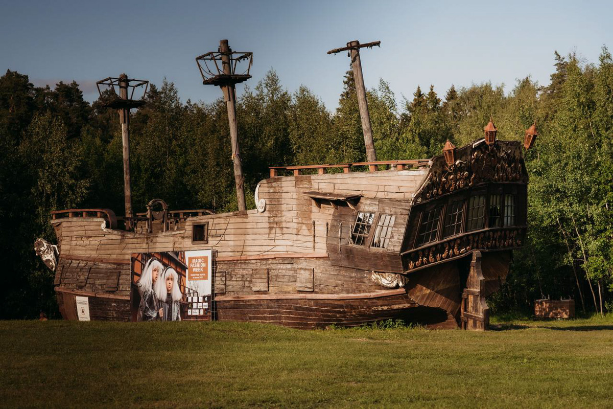 Июньская неделя моды Magic Fashion Week прошла на необычной площадке — в киногороде «Пилигрим Порто». Это любопытное местечко с постройками в духе старинного города когда-то было создано для съемок вестерна. Теперь же локация стала отличным обрамлением к новой коллекции детского дизайнера Натальи Рязановой.