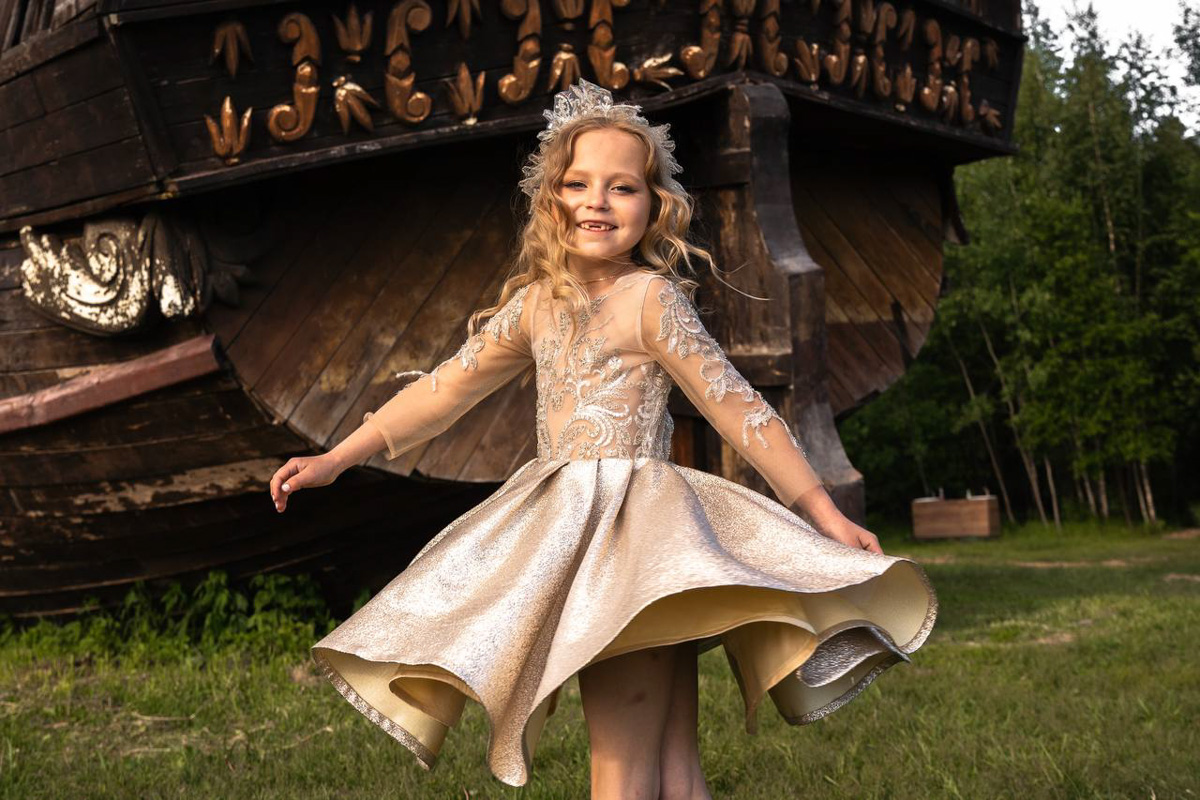 Июньская неделя моды Magic Fashion Week прошла на необычной площадке — в киногороде «Пилигрим Порто». Это любопытное местечко с постройками в духе старинного города когда-то было создано для съемок вестерна. Теперь же локация стала отличным обрамлением к новой коллекции детского дизайнера Натальи Рязановой.