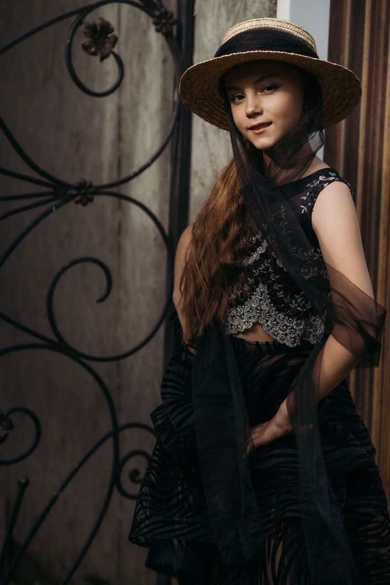 Июньская неделя моды Magic Fashion Week прошла на необычной площадке — в киногороде «Пилигрим Порто». Это любопытное местечко с постройками в духе старинного города когда-то было создано для съемок вестерна. Теперь же локация стала отличным обрамлением к новой коллекции детского дизайнера Натальи Рязановой.