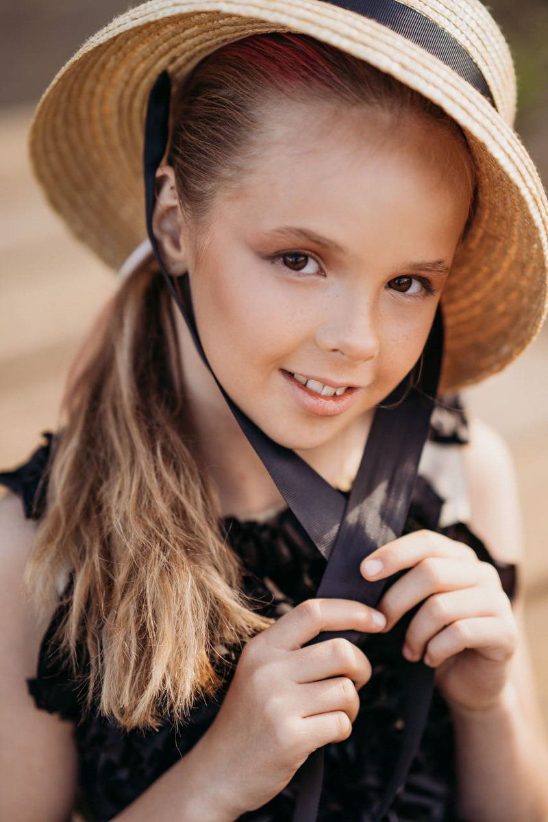 Июньская неделя моды Magic Fashion Week прошла на необычной площадке — в киногороде «Пилигрим Порто». Это любопытное местечко с постройками в духе старинного города когда-то было создано для съемок вестерна. Теперь же локация стала отличным обрамлением к новой коллекции детского дизайнера Натальи Рязановой.