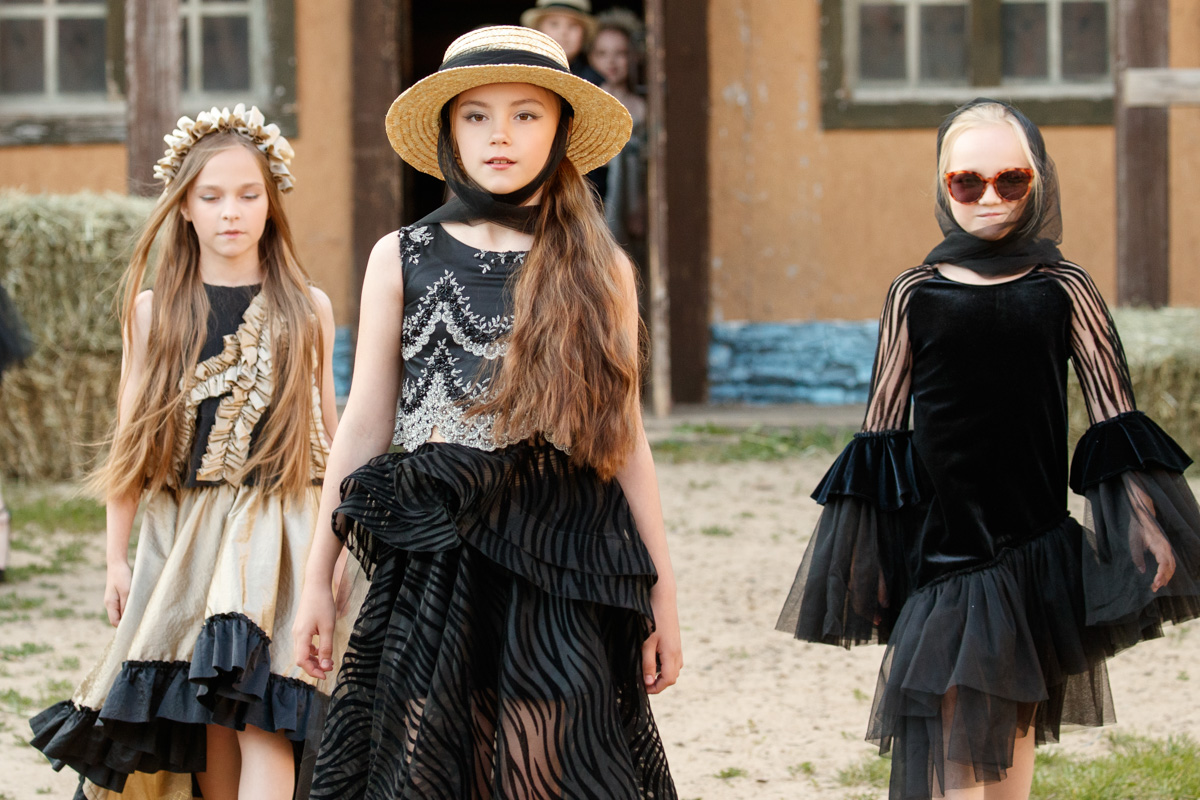 Июньская неделя моды Magic Fashion Week прошла на необычной площадке — в киногороде «Пилигрим Порто». Это любопытное местечко с постройками в духе старинного города когда-то было создано для съемок вестерна. Теперь же локация стала отличным обрамлением к новой коллекции детского дизайнера Натальи Рязановой.