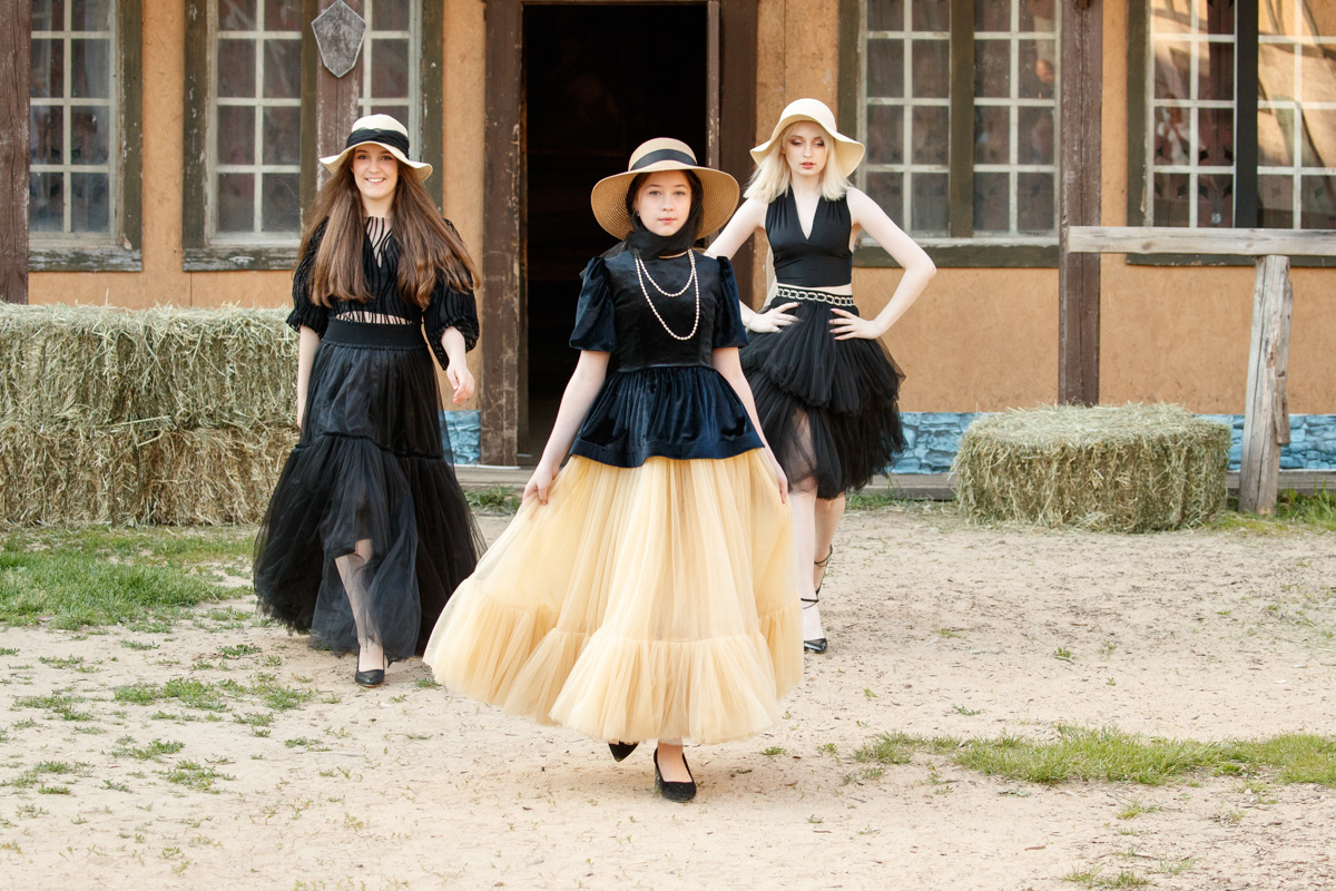 Июньская неделя моды Magic Fashion Week прошла на необычной площадке — в киногороде «Пилигрим Порто». Это любопытное местечко с постройками в духе старинного города когда-то было создано для съемок вестерна. Теперь же локация стала отличным обрамлением к новой коллекции детского дизайнера Натальи Рязановой.