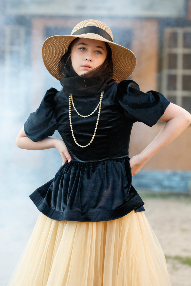 Июньская неделя моды Magic Fashion Week прошла на необычной площадке — в киногороде «Пилигрим Порто». Это любопытное местечко с постройками в духе старинного города когда-то было создано для съемок вестерна. Теперь же локация стала отличным обрамлением к новой коллекции детского дизайнера Натальи Рязановой.