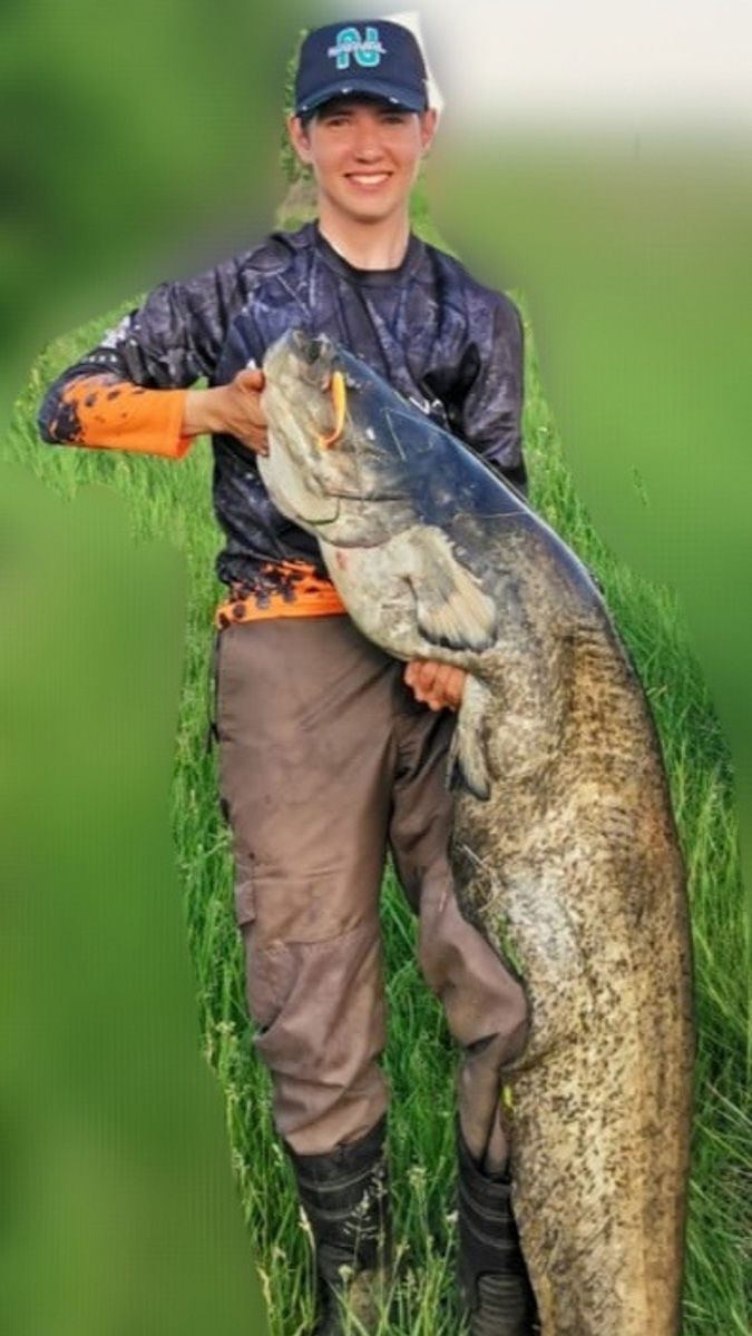 Как там ваша рыбалка проходит? Не клюет? А кому-то везет. Большая щука, жерех и два огромных сома, вес одного из которых достигает 29 килограммов — вот такой рекордный улов на данный момент у любителей посидеть с удочкой из нашего региона.