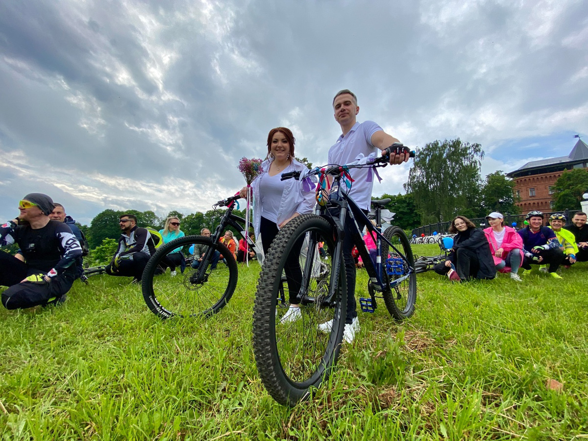 Нестандартные свадьбы — выбор по-настоящему творческих людей. Владимирцы Светлана и Артур точно из их числа. Главный день в своей жизни они решили провести на двухколесном транспорте, курсируя по знаменательным локациям города. Что вышло из этой затеи, выяснял «Ключ-Медиа».