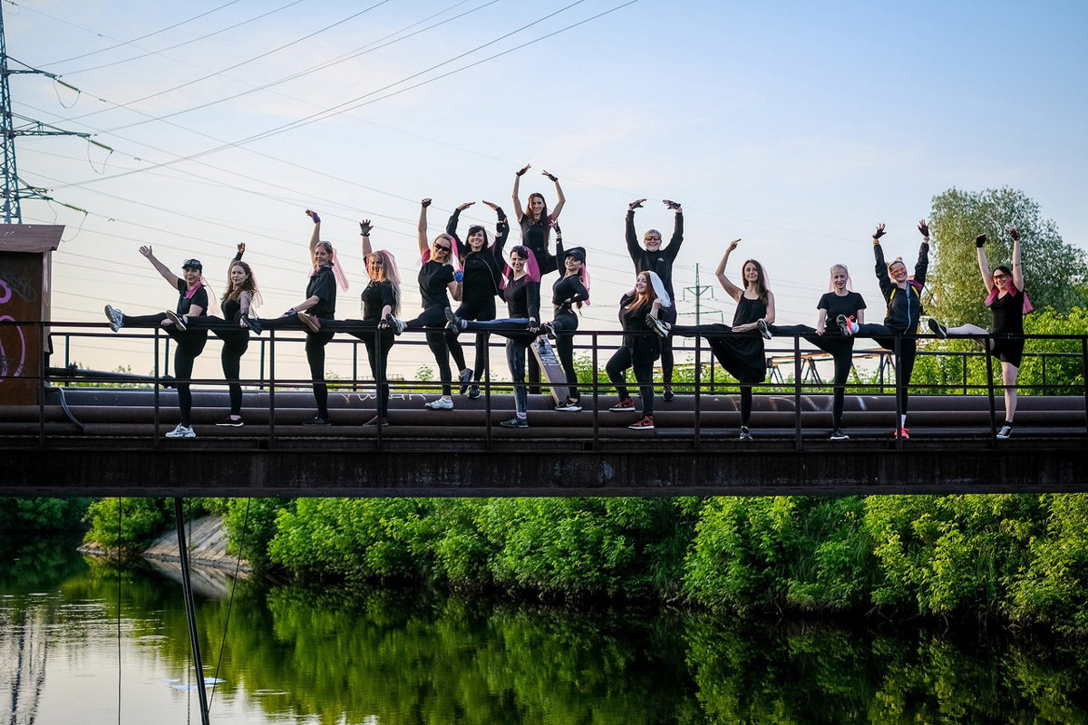 Нестандартные свадьбы — выбор по-настоящему творческих людей. Владимирцы Светлана и Артур точно из их числа. Главный день в своей жизни они решили провести на двухколесном транспорте, курсируя по знаменательным локациям города. Что вышло из этой затеи, выяснял «Ключ-Медиа».