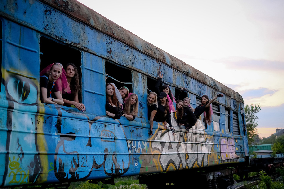 Нестандартные свадьбы — выбор по-настоящему творческих людей. Владимирцы Светлана и Артур точно из их числа. Главный день в своей жизни они решили провести на двухколесном транспорте, курсируя по знаменательным локациям города. Что вышло из этой затеи, выяснял «Ключ-Медиа».