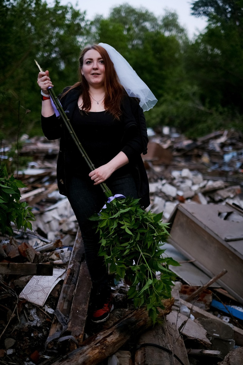 Нестандартные свадьбы — выбор по-настоящему творческих людей. Владимирцы Светлана и Артур точно из их числа. Главный день в своей жизни они решили провести на двухколесном транспорте, курсируя по знаменательным локациям города. Что вышло из этой затеи, выяснял «Ключ-Медиа».