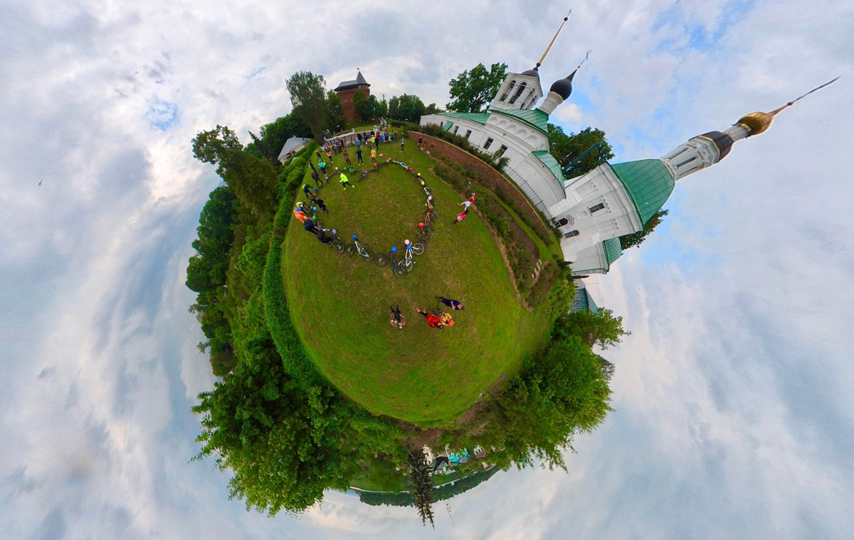 Нестандартные свадьбы — выбор по-настоящему творческих людей. Владимирцы Светлана и Артур точно из их числа. Главный день в своей жизни они решили провести на двухколесном транспорте, курсируя по знаменательным локациям города. Что вышло из этой затеи, выяснял «Ключ-Медиа».