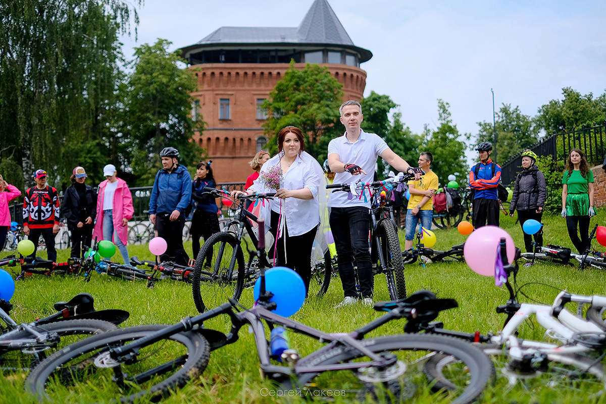 Нестандартные свадьбы — выбор по-настоящему творческих людей. Владимирцы Светлана и Артур точно из их числа. Главный день в своей жизни они решили провести на двухколесном транспорте, курсируя по знаменательным локациям города. Что вышло из этой затеи, выяснял «Ключ-Медиа».