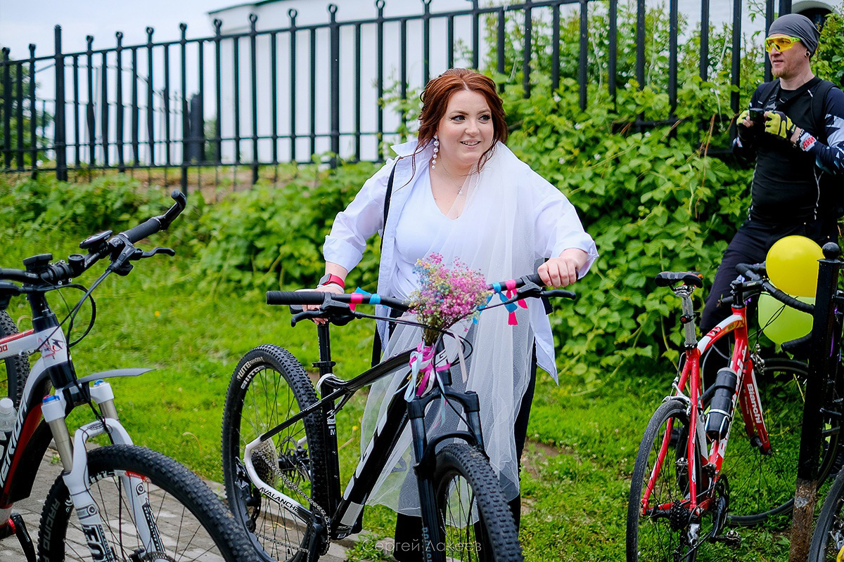Нестандартные свадьбы — выбор по-настоящему творческих людей. Владимирцы Светлана и Артур точно из их числа. Главный день в своей жизни они решили провести на двухколесном транспорте, курсируя по знаменательным локациям города. Что вышло из этой затеи, выяснял «Ключ-Медиа».