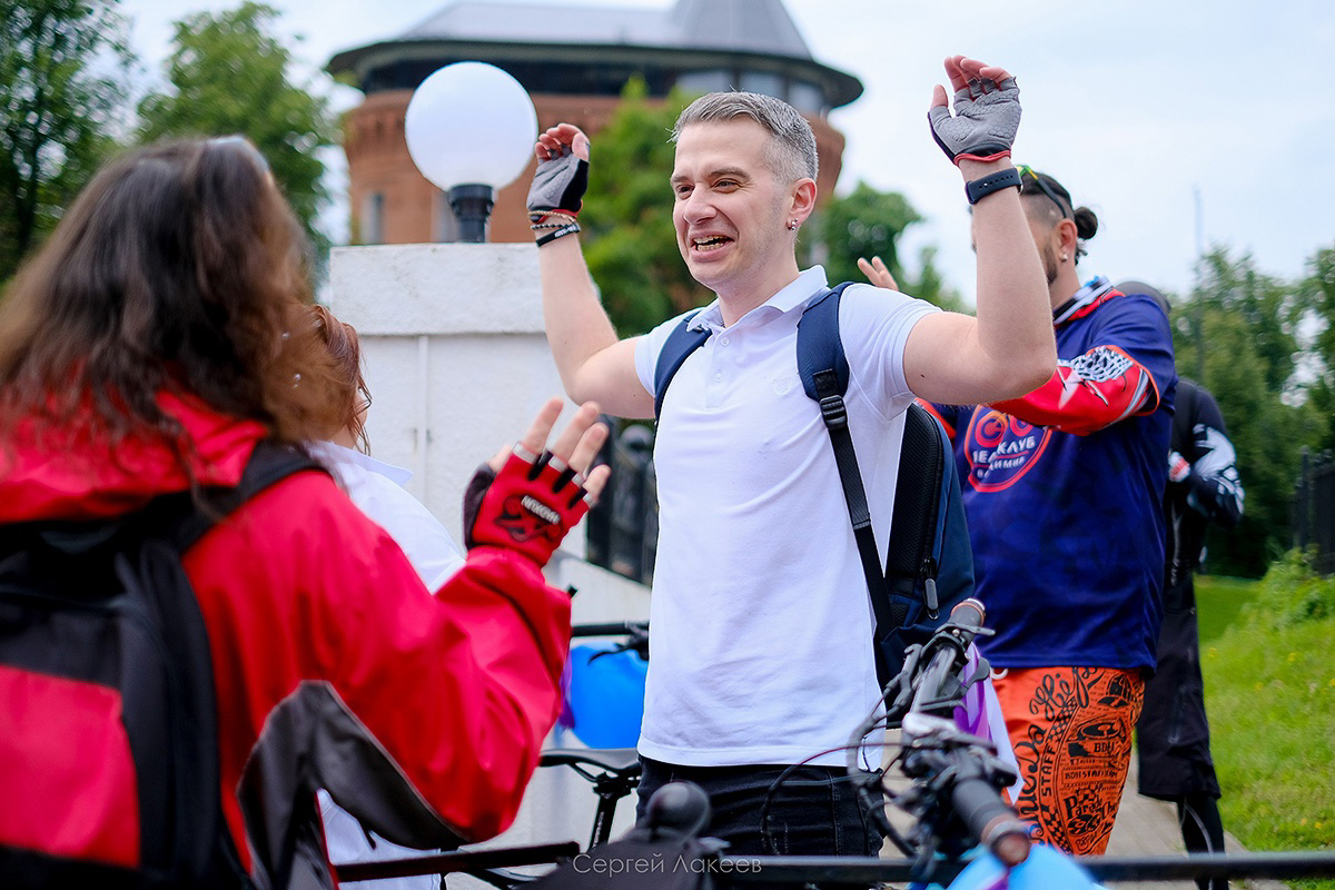 Нестандартные свадьбы — выбор по-настоящему творческих людей. Владимирцы Светлана и Артур точно из их числа. Главный день в своей жизни они решили провести на двухколесном транспорте, курсируя по знаменательным локациям города. Что вышло из этой затеи, выяснял «Ключ-Медиа».