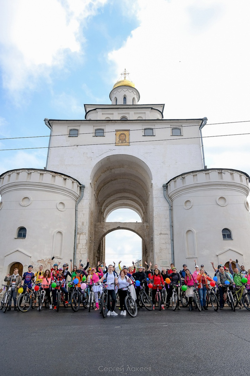 Нестандартные свадьбы — выбор по-настоящему творческих людей. Владимирцы Светлана и Артур точно из их числа. Главный день в своей жизни они решили провести на двухколесном транспорте, курсируя по знаменательным локациям города. Что вышло из этой затеи, выяснял «Ключ-Медиа».