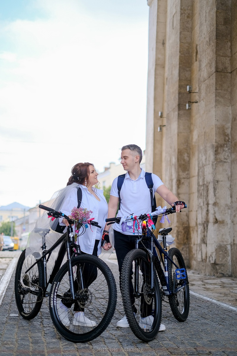 Нестандартные свадьбы — выбор по-настоящему творческих людей. Владимирцы Светлана и Артур точно из их числа. Главный день в своей жизни они решили провести на двухколесном транспорте, курсируя по знаменательным локациям города. Что вышло из этой затеи, выяснял «Ключ-Медиа».