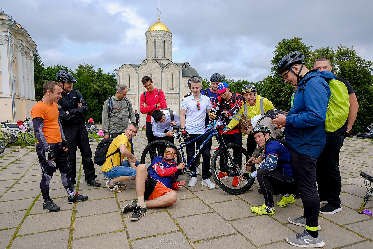 Нестандартные свадьбы — выбор по-настоящему творческих людей. Владимирцы Светлана и Артур точно из их числа. Главный день в своей жизни они решили провести на двухколесном транспорте, курсируя по знаменательным локациям города. Что вышло из этой затеи, выяснял «Ключ-Медиа».