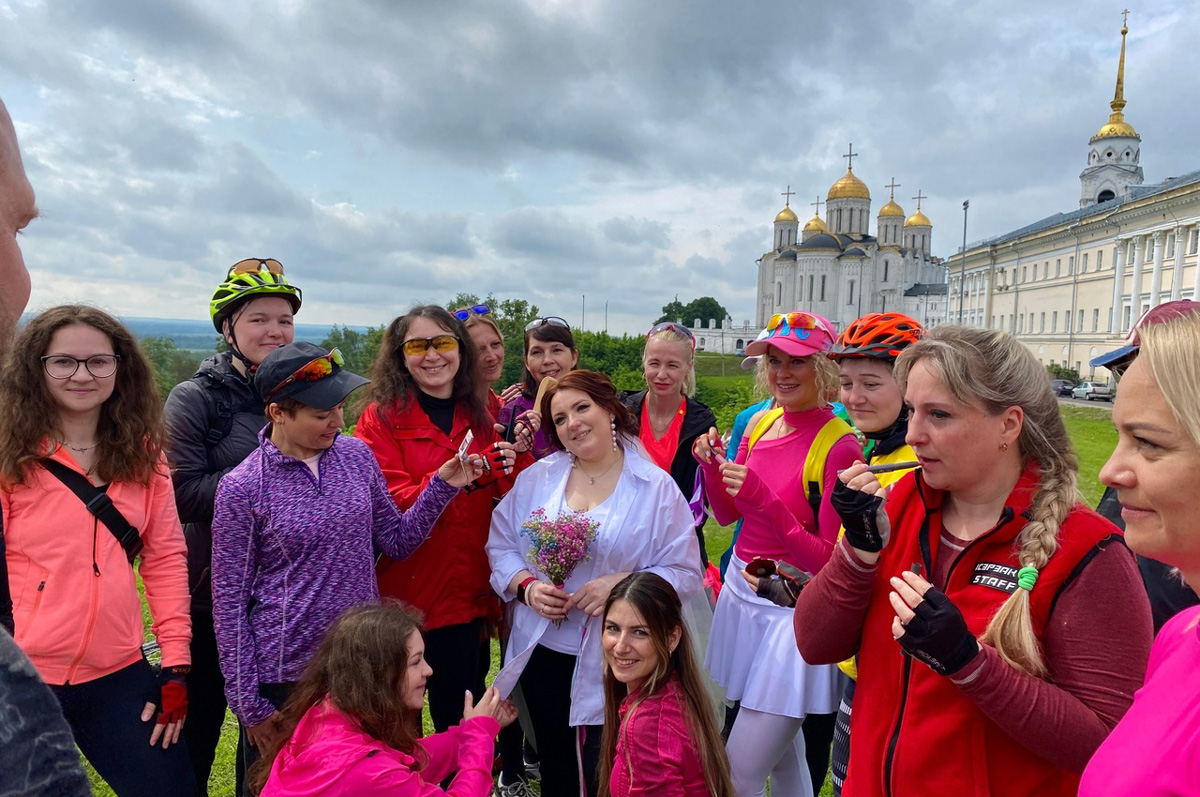 Нестандартные свадьбы — выбор по-настоящему творческих людей. Владимирцы Светлана и Артур точно из их числа. Главный день в своей жизни они решили провести на двухколесном транспорте, курсируя по знаменательным локациям города. Что вышло из этой затеи, выяснял «Ключ-Медиа».