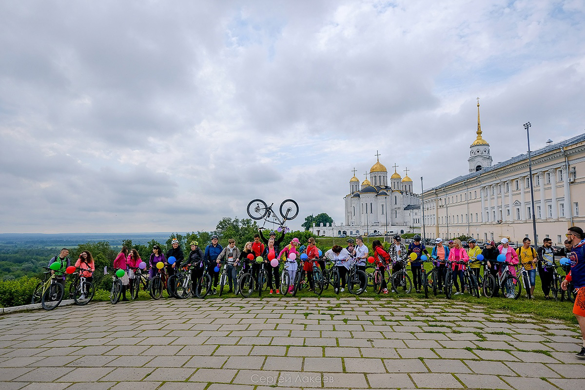 Нестандартные свадьбы — выбор по-настоящему творческих людей. Владимирцы Светлана и Артур точно из их числа. Главный день в своей жизни они решили провести на двухколесном транспорте, курсируя по знаменательным локациям города. Что вышло из этой затеи, выяснял «Ключ-Медиа».