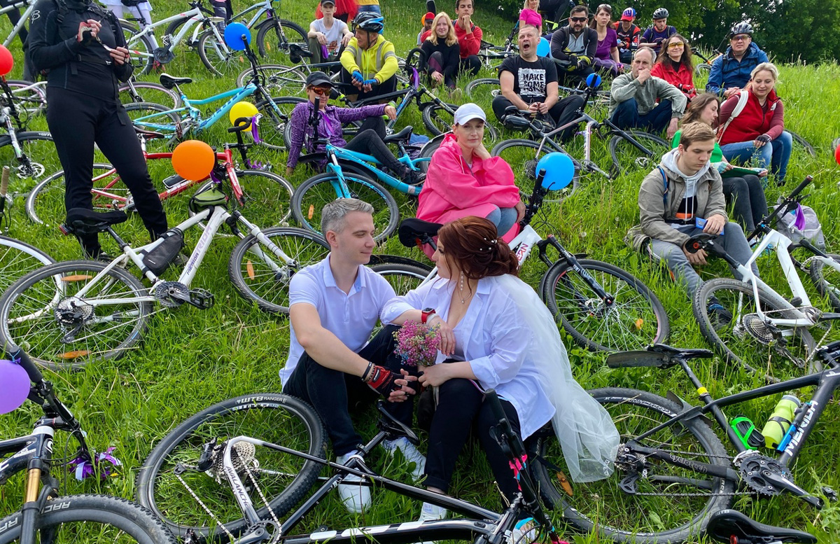 Нестандартные свадьбы — выбор по-настоящему творческих людей. Владимирцы Светлана и Артур точно из их числа. Главный день в своей жизни они решили провести на двухколесном транспорте, курсируя по знаменательным локациям города. Что вышло из этой затеи, выяснял «Ключ-Медиа».