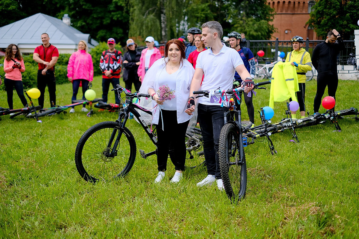 Нестандартные свадьбы — выбор по-настоящему творческих людей. Владимирцы Светлана и Артур точно из их числа. Главный день в своей жизни они решили провести на двухколесном транспорте, курсируя по знаменательным локациям города. Что вышло из этой затеи, выяснял «Ключ-Медиа».