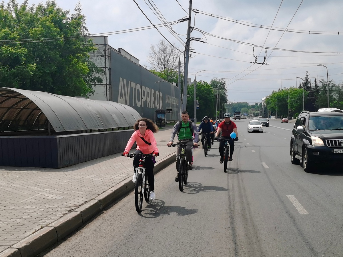 Нестандартные свадьбы — выбор по-настоящему творческих людей. Владимирцы Светлана и Артур точно из их числа. Главный день в своей жизни они решили провести на двухколесном транспорте, курсируя по знаменательным локациям города. Что вышло из этой затеи, выяснял «Ключ-Медиа».