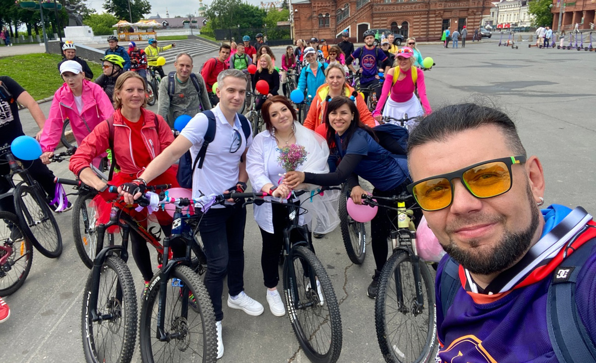 Нестандартные свадьбы — выбор по-настоящему творческих людей. Владимирцы Светлана и Артур точно из их числа. Главный день в своей жизни они решили провести на двухколесном транспорте, курсируя по знаменательным локациям города. Что вышло из этой затеи, выяснял «Ключ-Медиа».