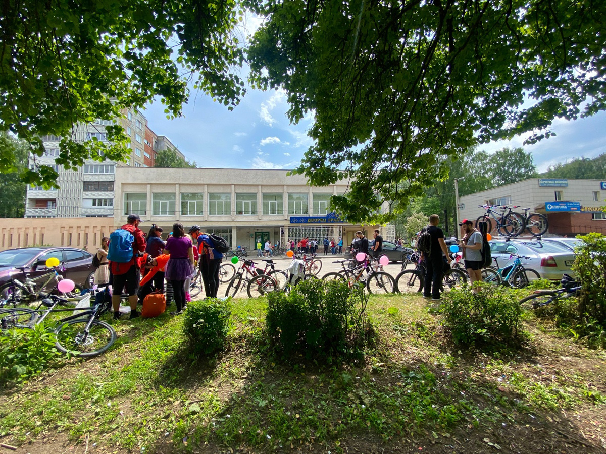 Нестандартные свадьбы — выбор по-настоящему творческих людей. Владимирцы Светлана и Артур точно из их числа. Главный день в своей жизни они решили провести на двухколесном транспорте, курсируя по знаменательным локациям города. Что вышло из этой затеи, выяснял «Ключ-Медиа».