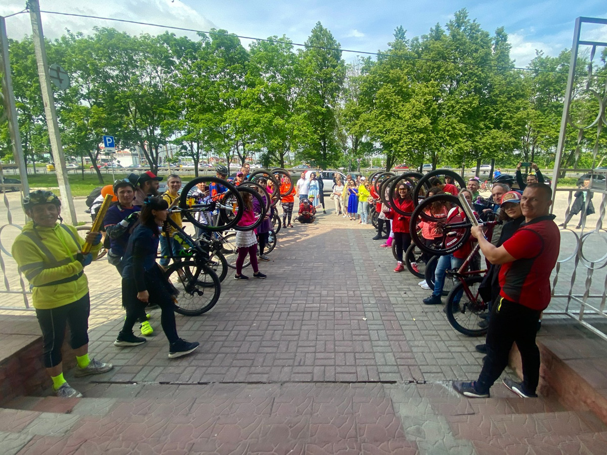 Нестандартные свадьбы — выбор по-настоящему творческих людей. Владимирцы Светлана и Артур точно из их числа. Главный день в своей жизни они решили провести на двухколесном транспорте, курсируя по знаменательным локациям города. Что вышло из этой затеи, выяснял «Ключ-Медиа».